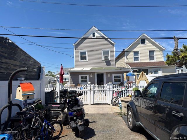  3 BR,  1.00 BTH &nbsp;Colonial style home in Howard Beach
