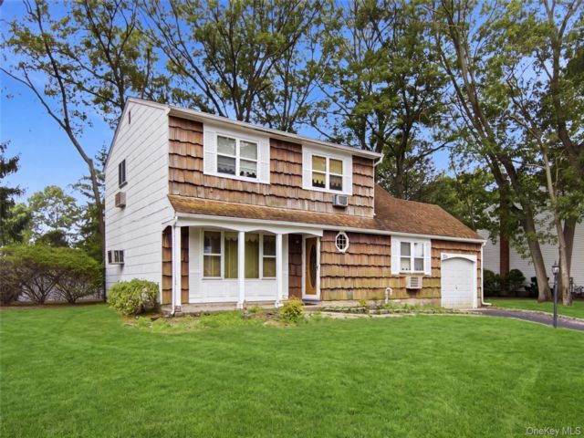  4 BR,  2.00 BTH &nbsp;Colonial style home in Smithtown