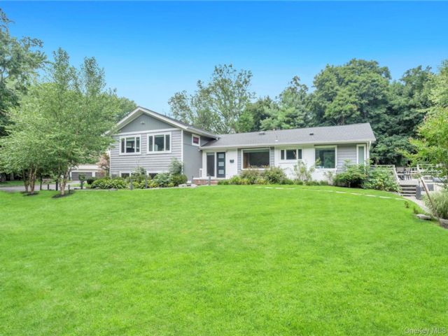  5 BR,  3.00 BTH &nbsp;Split level style home in Great Neck