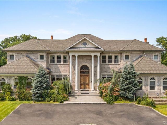 7 BR,  9.00 BTH &nbsp;Colonial style home in Old Brookville