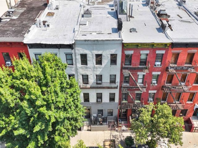  9 BR,  7.00 BTH &nbsp;Contemporary style home in New York (manhattan)