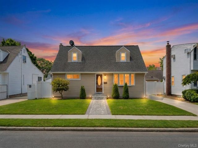  4 BR,  3.00 BTH &nbsp;Cape cod style home in Valley Stream
