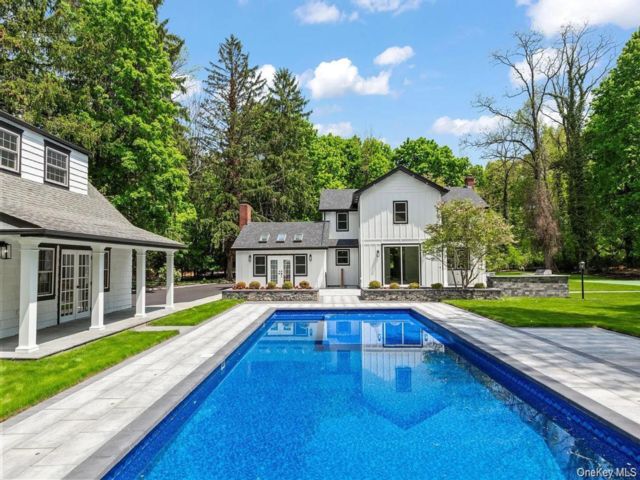  7 BR,  7.00 BTH &nbsp;Colonial style home in Greenlawn