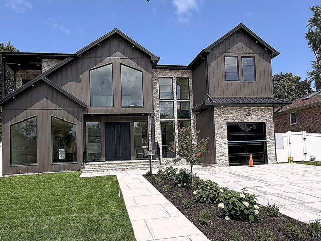  6 BR,  5.00 BTH &nbsp;Contemporary style home in Westbury