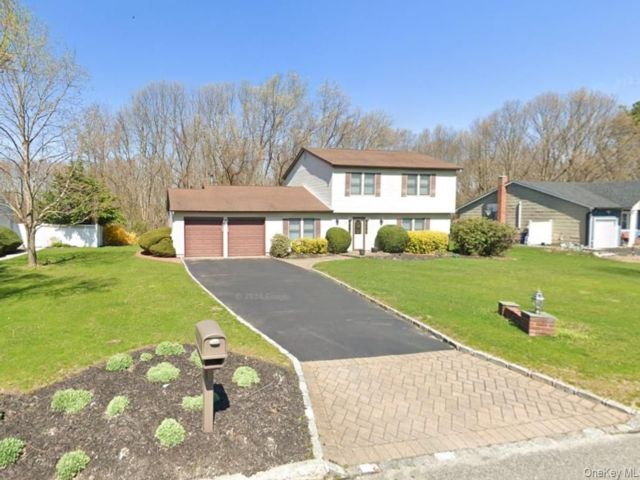  3 BR,  3.00 BTH &nbsp;Colonial style home in Dix Hills