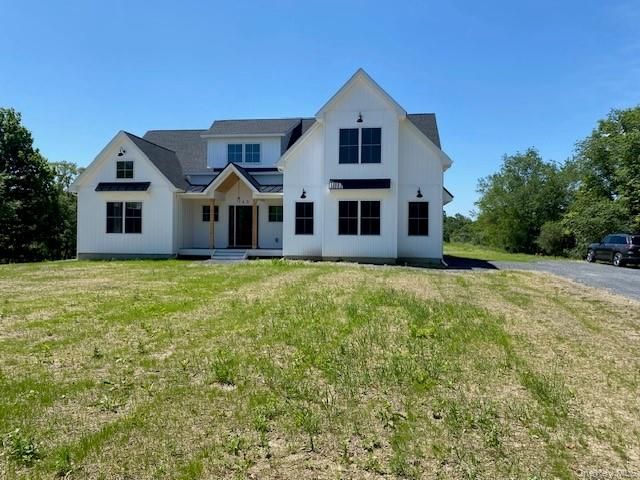  4 BR,  3.00 BTH &nbsp;Colonial style home in New Hampton