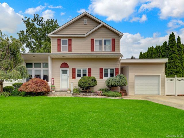  4 BR,  4.00 BTH &nbsp;Other style home in Deer Park