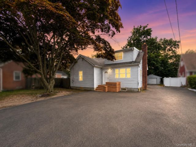  5 BR,  2.00 BTH &nbsp;Cape cod style home in Wyandanch