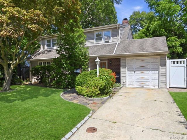  3 BR,  2.00 BTH &nbsp;Cape cod style home in Copiague