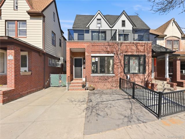  4 BR,  4.00 BTH &nbsp;Colonial style home in Sunset Park