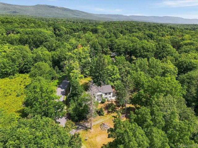  6 BR,  2.00 BTH &nbsp;Farmhouse style home in Pine Bush