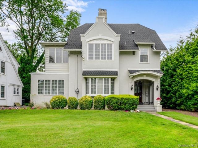  5 BR,  4.00 BTH &nbsp;Colonial style home in Woodmere