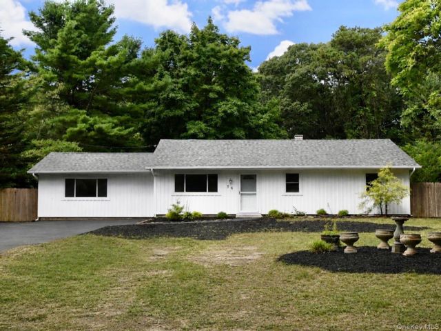  3 BR,  1.00 BTH &nbsp;Ranch style home in Bellport