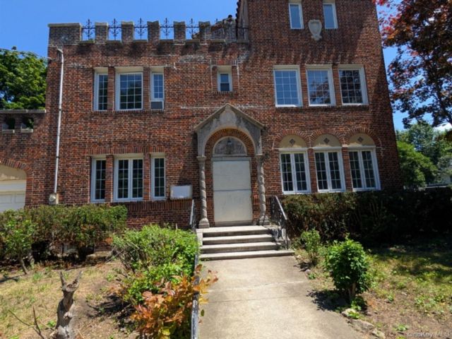  5 BR,  6.00 BTH &nbsp;Colonial style home in Great Neck