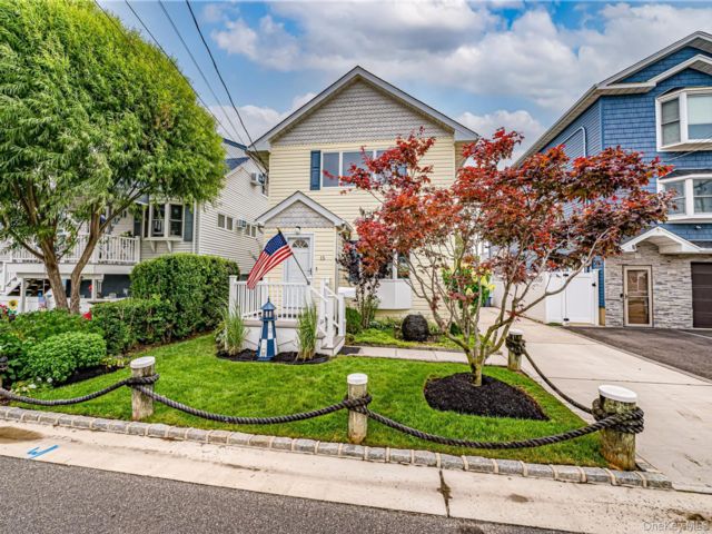  3 BR,  3.00 BTH &nbsp;Colonial style home in East Rockaway
