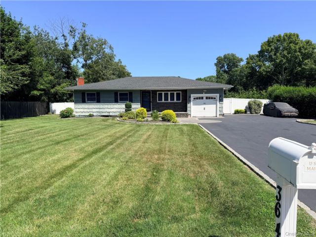  3 BR,  2.00 BTH &nbsp;Ranch style home in Shirley