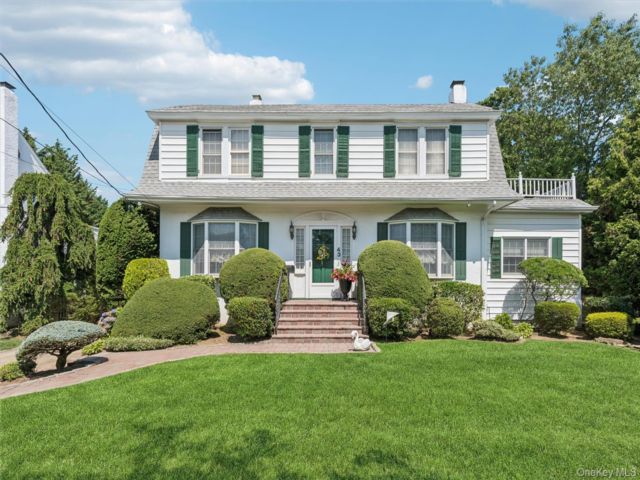  3 BR,  3.00 BTH &nbsp;Colonial style home in Merrick