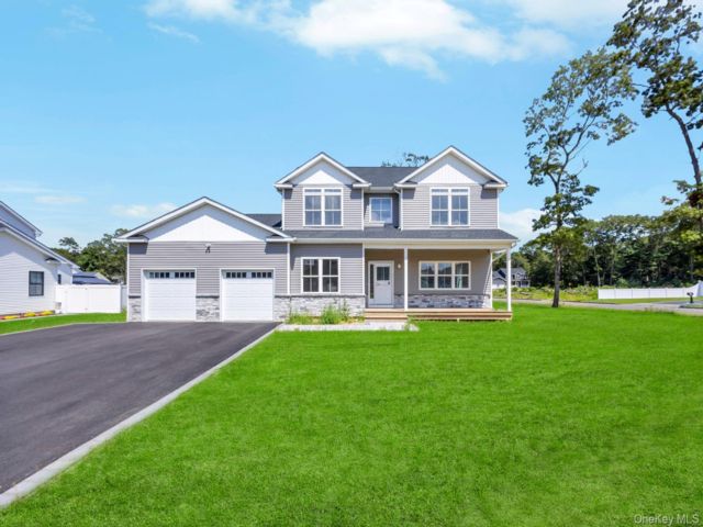  4 BR,  3.00 BTH &nbsp;Colonial style home in Ridge