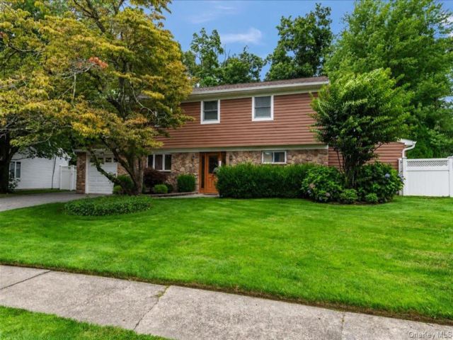  5 BR,  3.00 BTH &nbsp;Split level style home in Old Bethpage