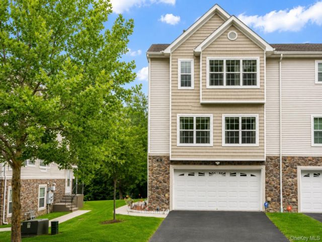  2 BR,  3.00 BTH &nbsp;Condo style home in Monroe