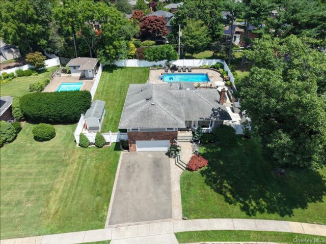  3 BR,  3.00 BTH &nbsp;Split level style home in Woodbury