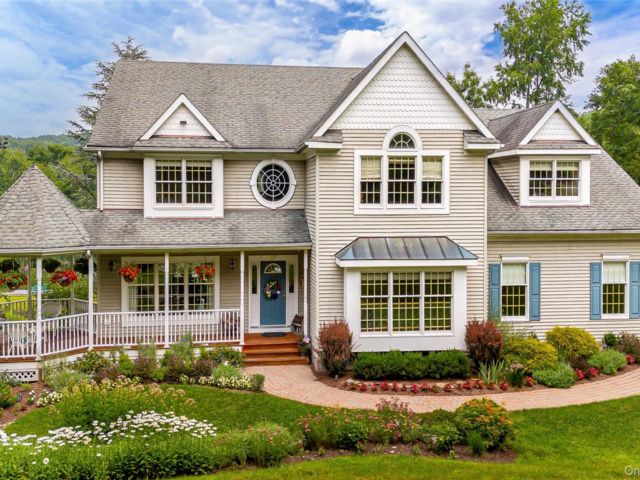  4 BR,  4.00 BTH &nbsp;Colonial style home in Warwick