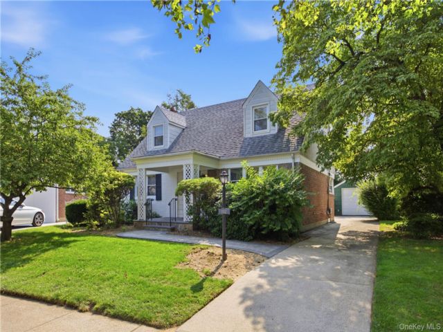  4 BR,  1.00 BTH &nbsp;Cape cod style home in New Hyde Park