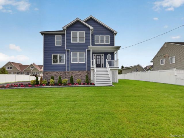  4 BR,  3.00 BTH &nbsp;Other style home in West Islip