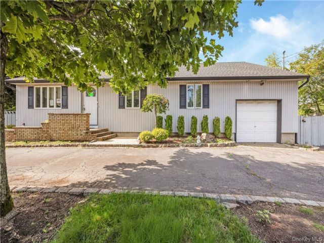  3 BR,  2.00 BTH &nbsp;Ranch style home in Deer Park