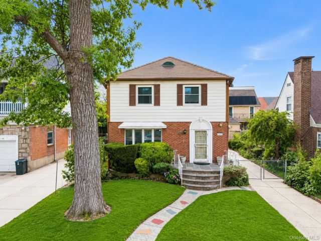  3 BR,  3.00 BTH &nbsp;Colonial style home in Fresh Meadows