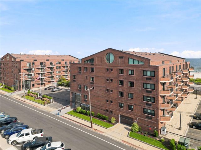  2 BR,  2.00 BTH &nbsp;Mid rise style home in Long Beach