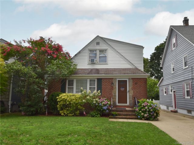  3 BR,  2.00 BTH &nbsp;Cape cod style home in Floral Park