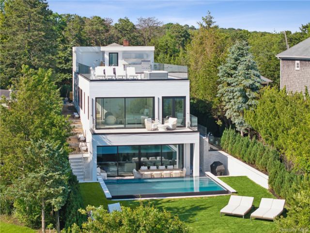  5 BR,  7.00 BTH &nbsp;Contemporary style home in Southampton