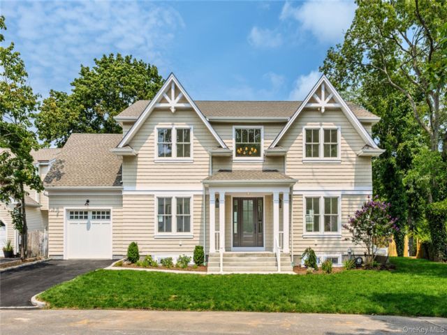  4 BR,  5.00 BTH &nbsp;Colonial style home in Northport