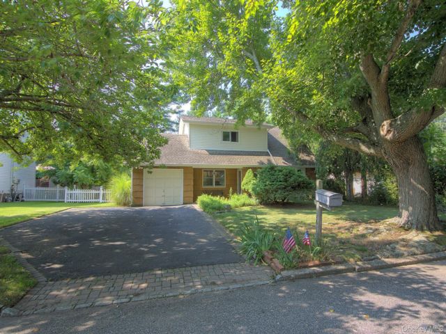  3 BR,  2.00 BTH &nbsp;Colonial style home in Rocky Point
