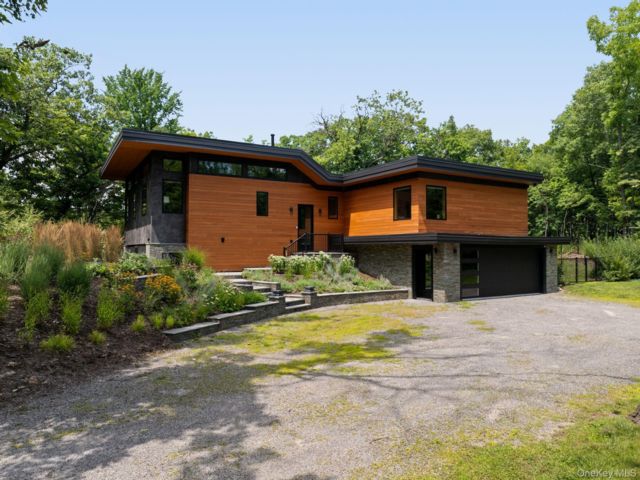  3 BR,  3.00 BTH &nbsp;Contemporary style home in Germantown