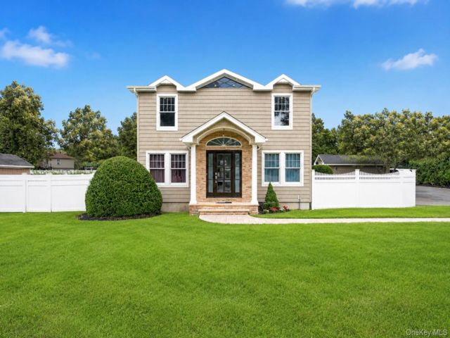  4 BR,  3.00 BTH &nbsp;Colonial style home in Ronkonkoma