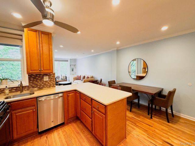  2 BR,  1.00 BTH &nbsp;Mid rise style home in Douglaston