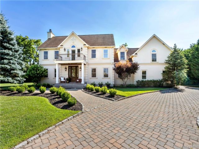  4 BR,  4.00 BTH &nbsp;Colonial style home in East Marion