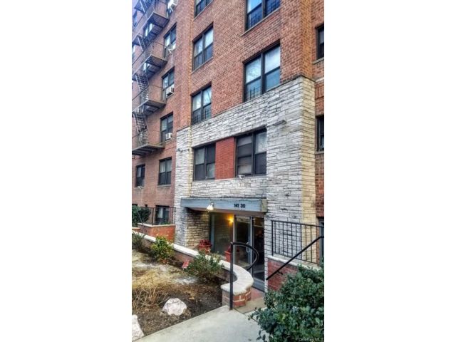  1 BR,  1.00 BTH &nbsp;Mid rise style home in Jamaica