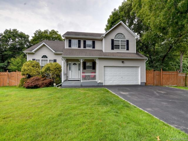  4 BR,  3.00 BTH &nbsp;Colonial style home in Holtsville