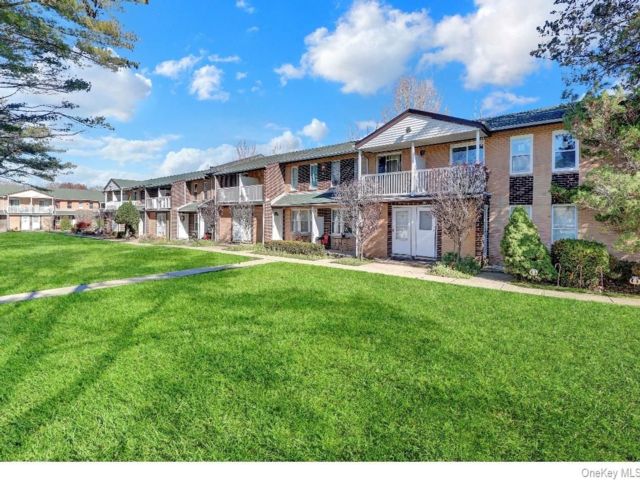  5 BR,  2.00 BTH &nbsp;Garden style home in Middle Island