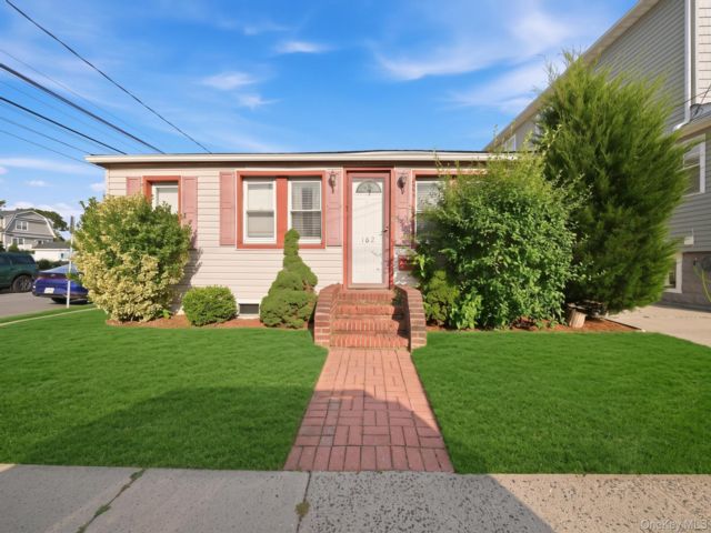  2 BR,  1.00 BTH &nbsp;Bungalow style home in East Rockaway
