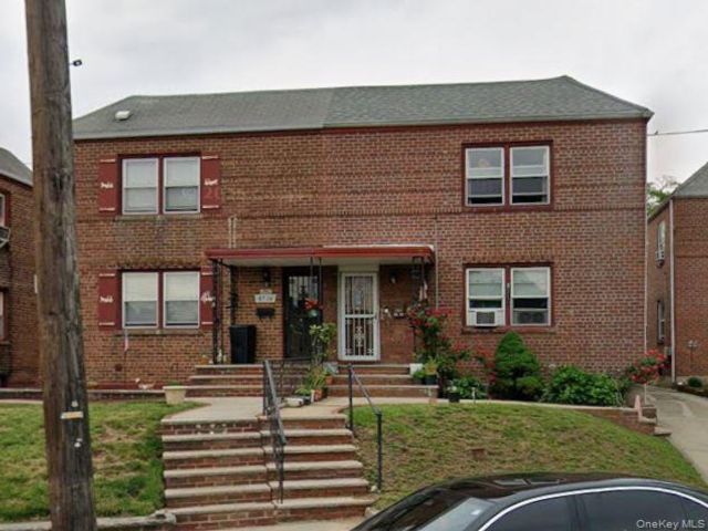  2 BR,  1.00 BTH &nbsp;Colonial style home in Bellerose