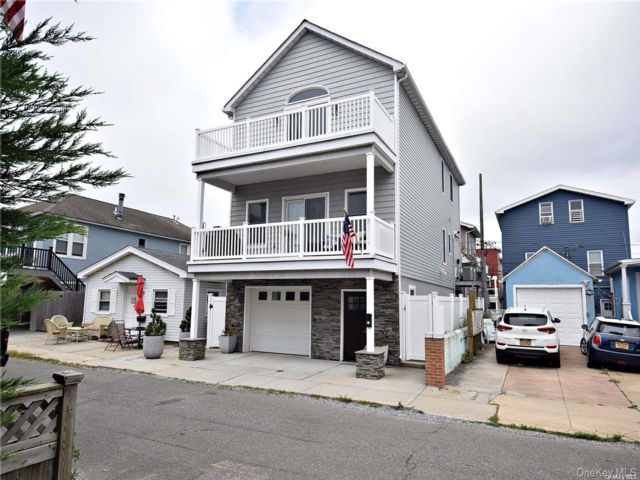  3 BR,  3.00 BTH &nbsp;Contemporary style home in Long Beach