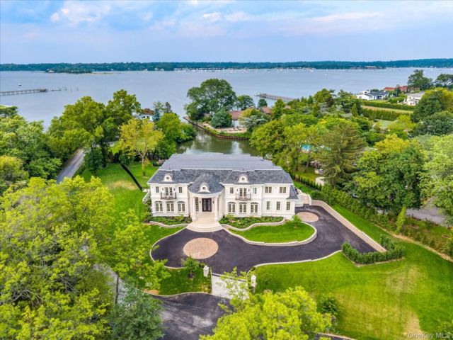  6 BR,  6.00 BTH &nbsp;Colonial style home in Kings Point