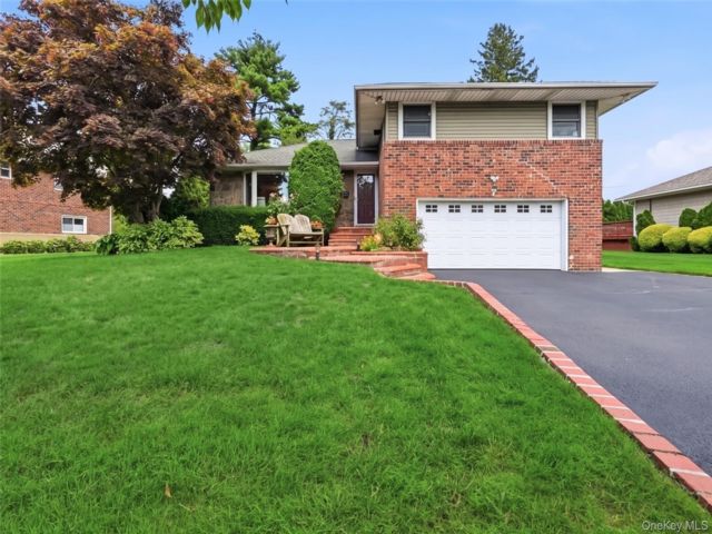  3 BR,  3.00 BTH &nbsp;Split level style home in Woodbury