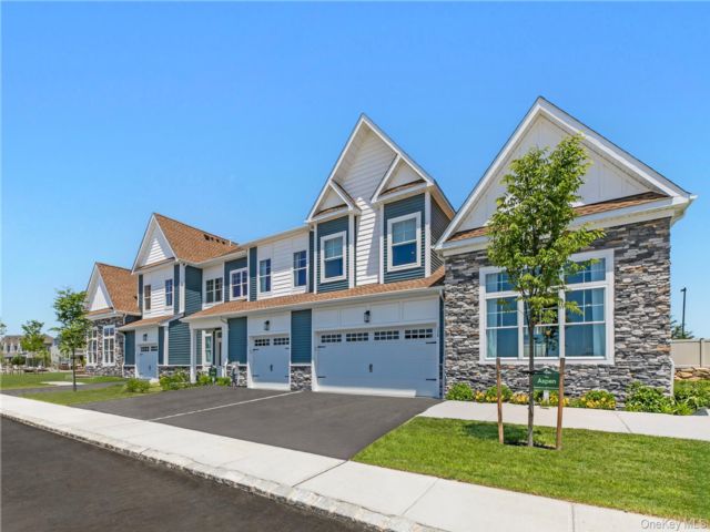  2 BR,  3.00 BTH &nbsp;Condo style home in Yaphank
