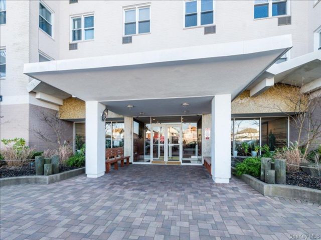  1 BR,  1.00 BTH &nbsp;Mid rise style home in Long Beach