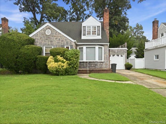  3 BR,  2.00 BTH &nbsp;Exp cape style home in New Hyde Park